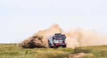 Казахстанский шторм: Петерансель перевернул свой багги, грузовик ван ден Бринка чуть не сгорел 